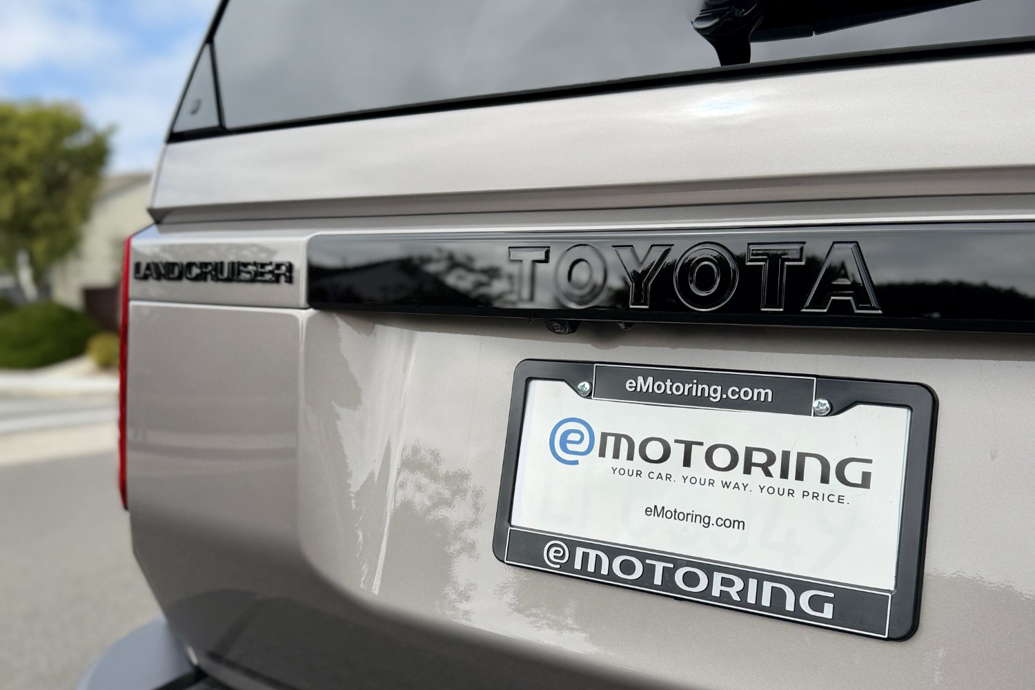 A Toyota Land Cruiser with an eMotoring plate frame